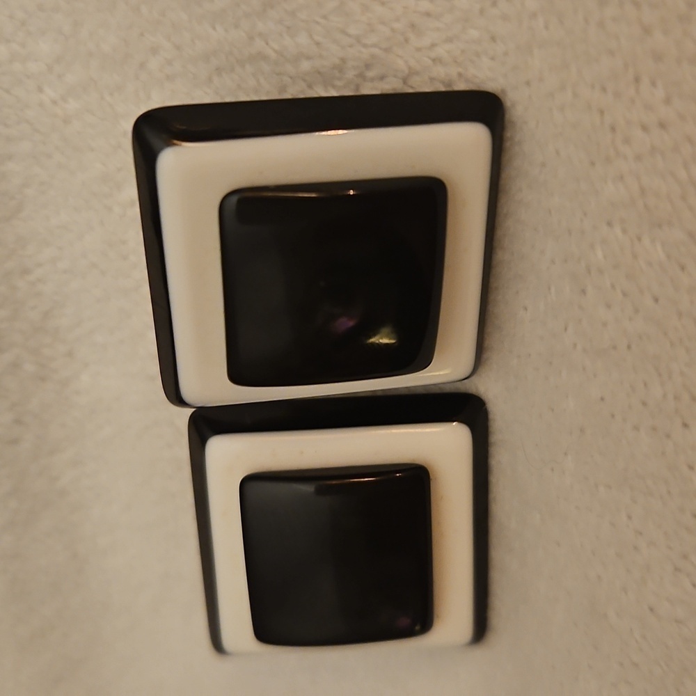 Vintage 3D Black and White Square Geometric Mod Post Earrings - Picture 3 of 5